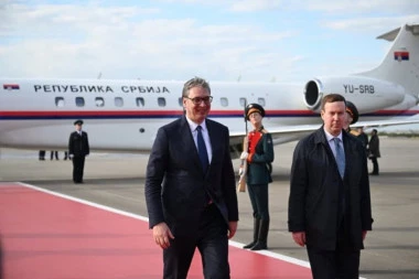 VUČIĆU PRIREĐEN DOČEK SA GARDOM: Srpski predsednik se oglasio po dolasku u Moskvu, prekosutra sastanak sa Putinom