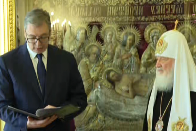VUČIĆ SE OBRATIO NA ČISTOM RUSKOM! Sastao se sa patrijarhom Kirilom, pa mu uručio Orden Republike Srbije!