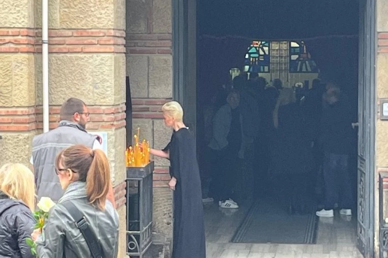 VODITELJKA "ELITE" SE RASTAJE SA ŽIVOTOM NA SAHRANI: Dušica Jakovljević zapomaže na sav glas, ne mogu da je smire! (FOTO)