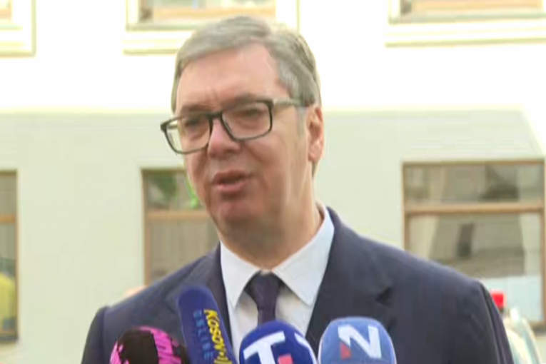 U SRBIJI BI DA ME SEKU, OD VRATA, USTA... A JA SAM OVDE, U SRCU MOSKVE! Vučić o skandaloznom snimku sečenja torte s njegovim likom