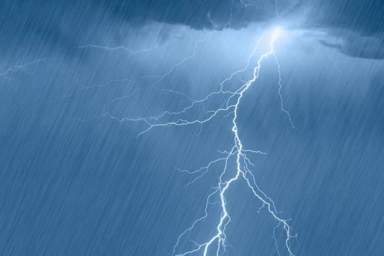 HOROR! GROM UDARIO DEČAKA (15)! U KRITIČNOM STANJU!