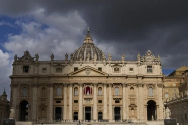 NEZAPAMĆENI SKANDAL U VATIKANU! Muškarac urinirao na oltar u bazilici svetog Petra (VIDEO)