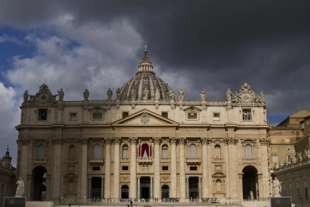 NEZAPAMĆENI SKANDAL U VATIKANU! Muškarac urinirao na oltar u bazilici svetog Petra (VIDEO)