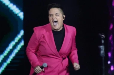 CELA SRBIJA U NEVERICI! Marija Šerifović LJUBI SINA U USTA, brutalne reakcije se ne stišavaju! (FOTO)