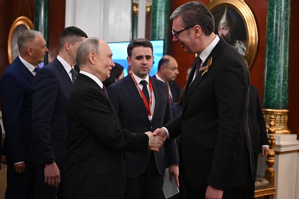 PRIJATELJSKI RAZGOVOR I PRIPREMA ZA VELIKI DAN! Vučić i Putin razmenili par reči posle svečane večere (FOTO)