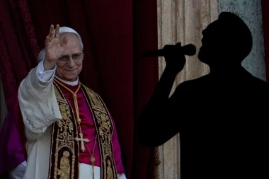 ČUVENI PEVAČ ČEKAO S NARODOM NOVOG PAPU: Uhvaćen u ŠOKANTNOM izdanju u Rimu - svi gledali u natpis na kačketu! (FOTO)