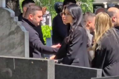 POTRESNA SCENA NA GROBLJU! Udovica Željka Rutovića SLOMLJENA od bola! (VIDEO)