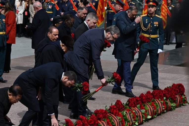 "DANAS ODAJEMO POČAST HEROJIMA KOJI SU ŽIVOTE UGRADILI U TEMELJE MIRA!" Vučić položio cveće na spomenik Neznanom junaku u Moskvi! (FOTO)