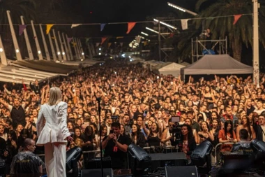Jelena Rozga SVA U BELOM zablistala u rodnom Splitu: Priredila ISTORIJSKI KONCERT pred 70 HILJADA ljudi