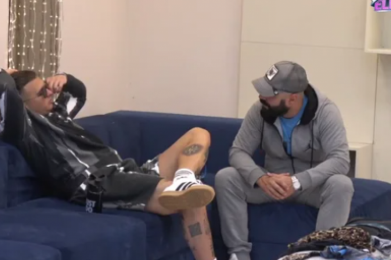 Luka Vujović priča sa Stefanom Karićem