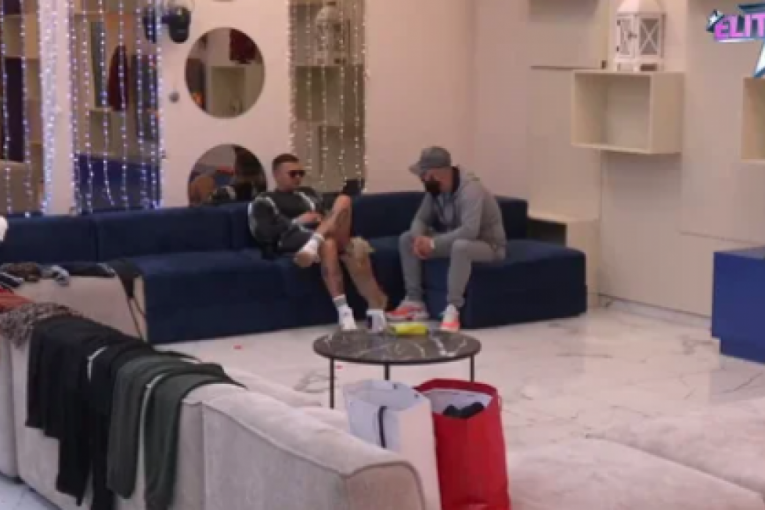 Luka Vujović priča sa Stefanom Karićem