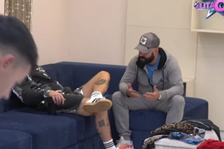 Luka Vujović priča sa Stefanom Karićem