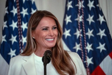 POJAVILA SE MELANIJA - MEDIJI U TRANSU! Svi su zanemeli, od onoga šta je uradila Trampu prašina i dalje ne može da se slegne! (FOTO)