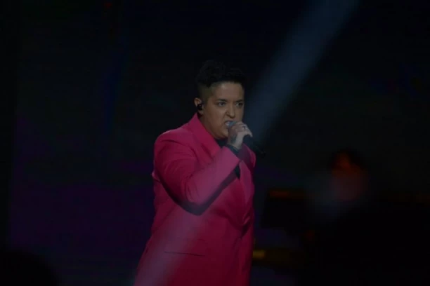 INCIDENT NA NASTUPU MARIJE ŠERIFOVIĆ! Devojka iz publike pokušala da joj OTME mikrofon, svi bruje o pevačicinoj REAKCIJI! (VIDEO)