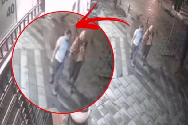 (UZNEMIRUJUĆ SNIMAK) DEMENTNA ŽENA ZVONILA NA INTERFON, ONDA SE POJAVIO MUŠKARAC I POČEO DA JE SPOPADA! Kamere zabeležile jezivo uznemiravanje u Beogradu!