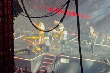 GORI ZAGREBAČKA ARENA! 15.000 ljudi peva u glas sa Teom Tairović! (FOTO+VIDEO)