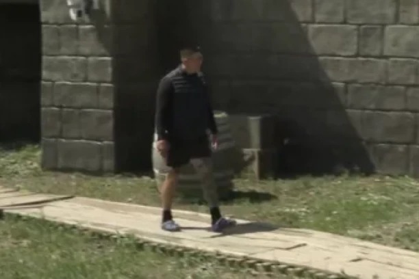 KAMERE UHVATILE ŠOK SCENE! Kristijan Golubović ZEPENIO, hoda po imanju i mlati konopcem i čekićem - svi se ODMAH razbežali! (VIDEO)