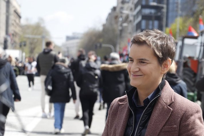 ŠTA BI RADILA DA NIJE U POLITICI, I ŠTA PEVA KADA JE NIKO NE VIDI! Ana Brnabić u potpuno drugačijem izdanju - ovi odgovori sve iznenadili! (VIDEO)