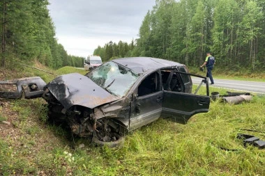 ROĐENA BRAĆA TEŠKO POVREĐENA U STRAŠNOJ NESREĆI U NOVOM PAZARU, MLAĐEM SE BORE ZA ŽIVOT! Automobil potpuno uništen!