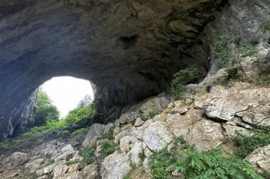 ČUDO PRIRODE U SRCU SRBIJE! Ovo ljudska ruka nije takla! Izgleda veličanstveno (FOTO/VIDEO)