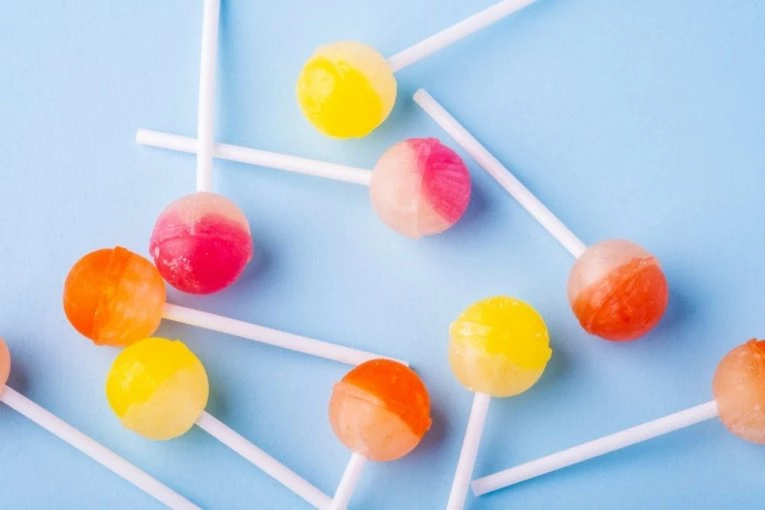 MAMINIM TELEOFONOM PORUČIO 70.000 LIZALICA! Trošak - nekoliko HILJADA EVRA, a pošiljka je krenula...