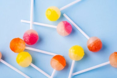 MAMINIM TELEOFONOM PORUČIO 70.000 LIZALICA! Trošak - nekoliko HILJADA EVRA, a pošiljka je krenula...