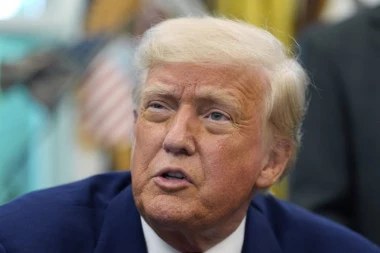 "ISKRENO, ŽELIMO DA PRAVIMO TENKOVE I BRODOVE, A NE MAJICE I ČARAPE"! Tramp nikad otvorenije o carinskoj politici SAD!