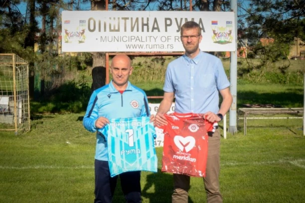 Meridian fondacija donirala sportsku opremu mlađim kategorijama FK "Prvi maj" iz Rume (FOTO)