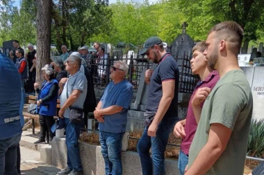 BIVŠI KOŠARKAŠ PARTIZANA STIGAO NA SAHRANU DRAGANA LABOVIĆA: Zakamuflirao se, ali smo ga mi ipak prepoznali! (FOTO)