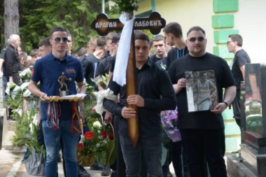 SAHRANJEN DRAGAN LABOVIĆ! Aplauzom ispraćen na večni počinak! (VIDEO)