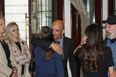 NAJBOLNIJE SCENE NA OPROŠTAJU OD SLAVNOG GLUMCA: Udovica i ćerka slomljene od TUGE, oni im pružaju UTEHU! (GALERIJA)