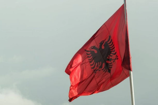 UMEŠANA U VELIKI SKANDAL! Suspendovana šefica Državne obaveštajne službe Albanije u okviru istrage o korupciji