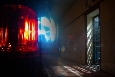 PEVAČ IZBODEN 14 PUTA: Napali ga s leđa nožem u zatvoru, hitno prevezen u bolnicu - poznato njegovo stanje!