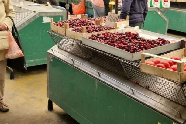 OVO VOĆE JE SKUPLJE OD TREŠANJA! Kilogram košta 1.600 dinara, cene ne padaju i u sezoni