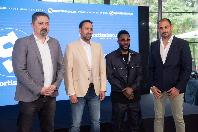 Gelor Kanga, fudbaler Crvene zvezde, u društvu menadžmenta Medijske mreže