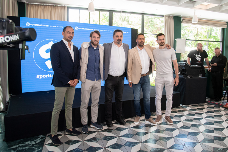 Aleksandar Katai i Mirko Ivanić, fudbaleri Crvene zvezde, u društvu menadžmenta Medijske mreže