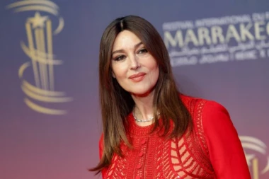 JEDNA OD NAJLEPŠIH ŽENA SVETA POKAZALA GRUDI - bretele se spustile, svima popadale vilice! Ovaj prizor nema ko nije jedva dočekao! (FOTO)