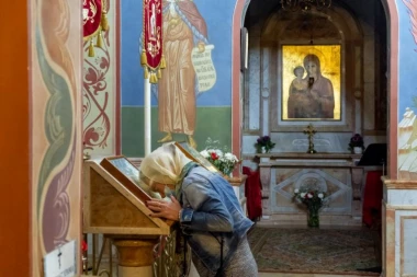 “REKLI SU MI DA PUSTIM SINA DA UMRE, A JA SAM SE IPAK MOLILA…” Potresno svedočanstvo majke o čudu pred ikonom Bogorodice “Isceliteljke”