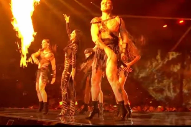 MUŠKARCI U ŠTIKLAMA, PEVAČICU DIGLI U VAZDUH! Gori scena na Evroviziji 2025 - zgodna Poljakinja ZAPALILA sve, dovela i zmaja! (VIDEO)