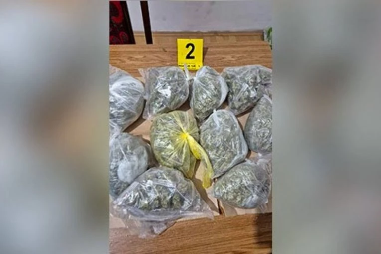 UHAPŠEN DILER IZ VRANJA! U stanu mu pronađeno 140 grama marihuane i vagica!
