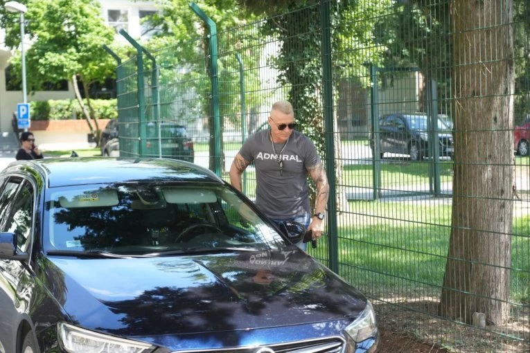 MRAČNA PORODIČNA TAJNA NAŠEG PEVAČA: Jezivi detalji STRAVIČNO NASILJA isplivali iz doma!