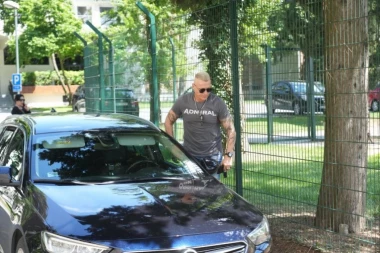 MRAČNA PORODIČNA TAJNA NAŠEG PEVAČA: Jezivi detalji STRAVIČNOG NASILJA isplivali iz doma!