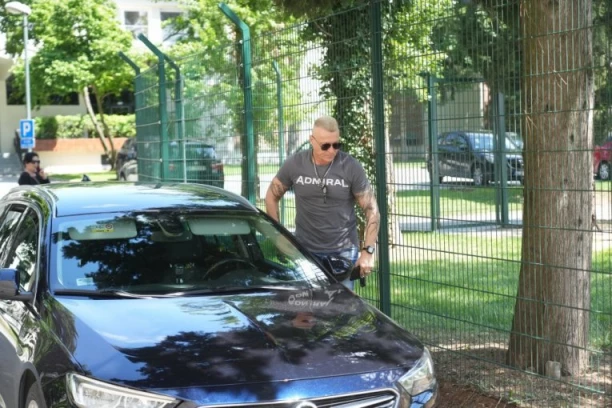 MRAČNA PORODIČNA TAJNA NAŠEG PEVAČA: Jezivi detalji STRAVIČNO NASILJA isplivali iz doma!