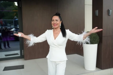 ŠOK! Zlata Petrović usnimljena bez donjeg veša na televiziji: Da i ja budem malo riba...