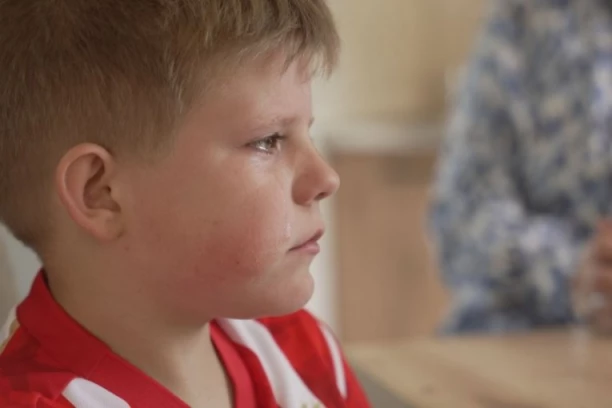 ZBOG SUZA I ŽELJA MALOG LUKE (8) SRBIJA PLAČE! Morao da beži iz kuće zbog nasilnog oca, a onda ga samoubistvo brata dotuklo!