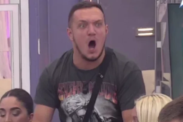 NAJMORBIDNIJI TRENUTAK U ISTORIJI RIJALITIJA - GASTOZ PORUČIO VENAC ZA SAHRANU LEPOG MIĆE: Do detalja opisao šta priprema!