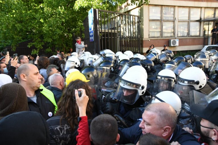 POLICIJA POTISNULA OKUPLJENE! Ispred zgrade suda u Novom Sadu ponovo nemiri blokadera - zaustavljeno sve u Sutjeskoj!