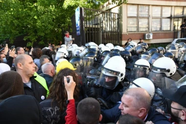 POLICIJA POTISNULA OKUPLJENE! Ispred zgrade suda u Novom Sadu ponovo nemiri blokadera - zaustavljeno sve u Sutjeskoj!