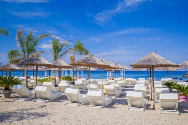 "SADA TRAŽE 12 EVRA SAMO DA LEGNEŠ" - U ovom letovalištu Grci već počeli da čerupaju srpske turiste, a sezona još NIJE NI POČELA