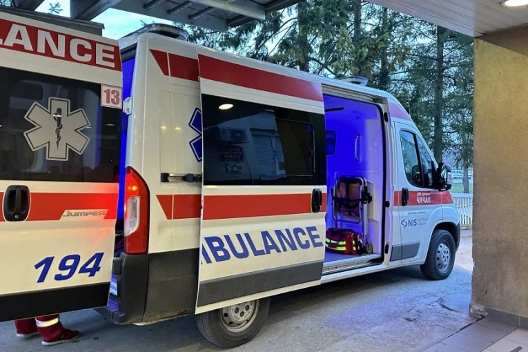 TEŠKA SAOBRAĆAJNA NESREĆA U ČAČKU! Udaren pešak na trotoaru, na licu mesta Hitna pomoć i policija!